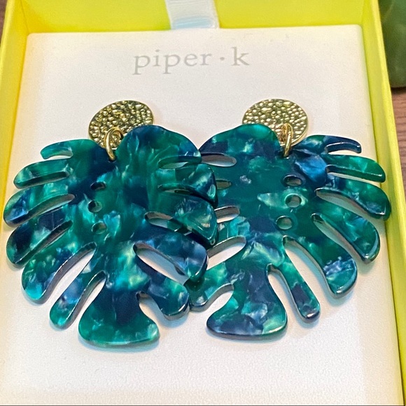 Monstera Deliciosa Swiss Cheese Leaf Earrings - Picture 4 of 5